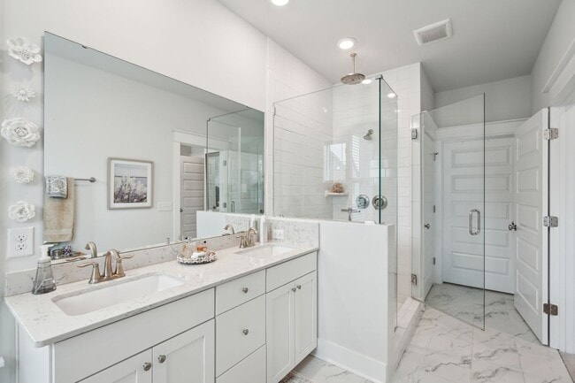 Building Photo - 2/4 Townhome in Midtown Located in Mt. Pleasant!