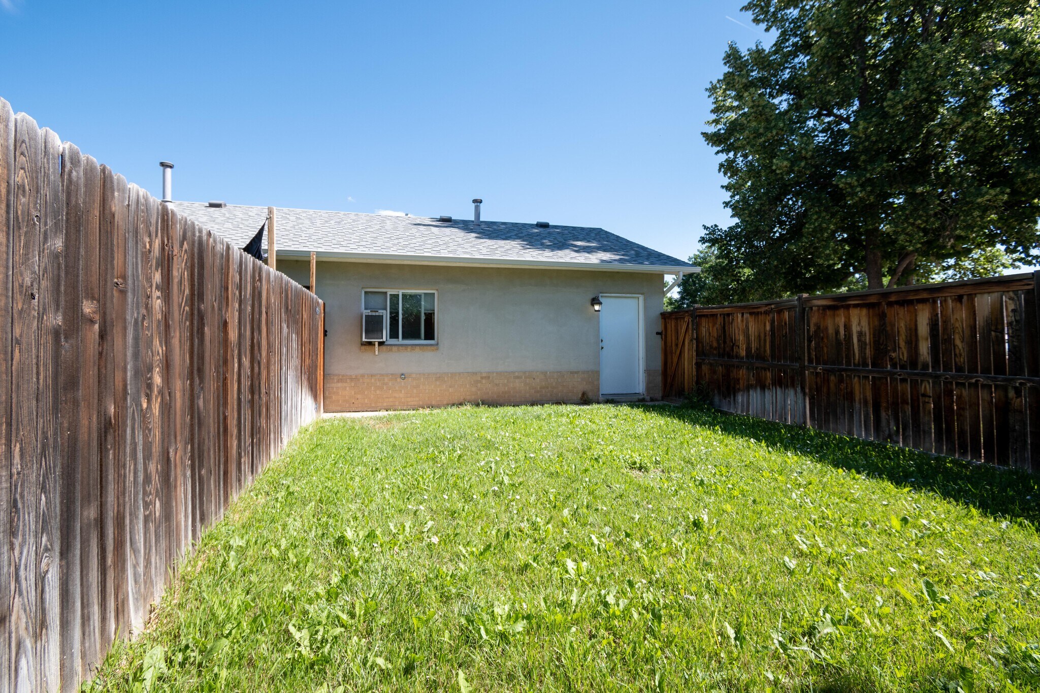 Private Use Yard - 1959 Oswego St