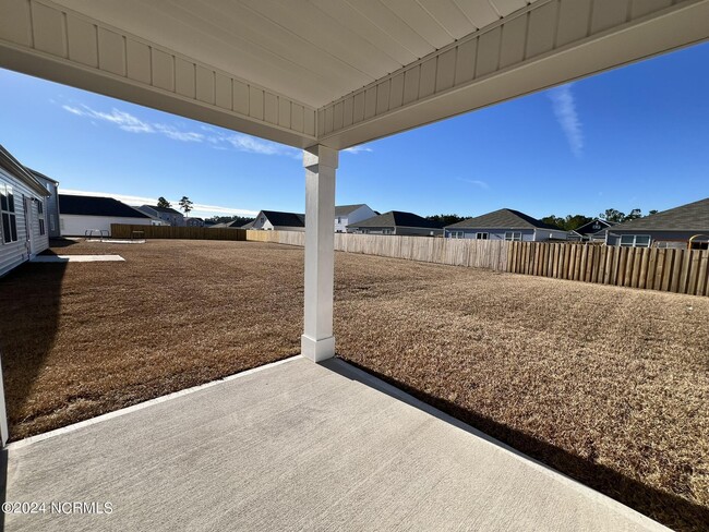Building Photo - 8201 E Highcroft Dr NE
