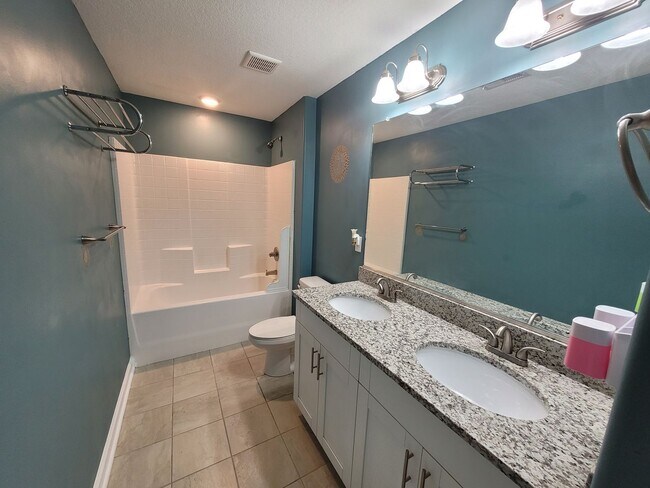 Building Photo - Beautiful 4 Bedroom, 2.5 Bath Home