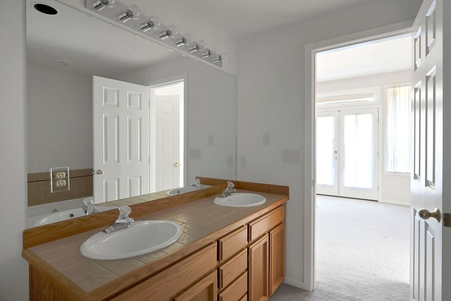 Building Photo - 60 Fairway Ln