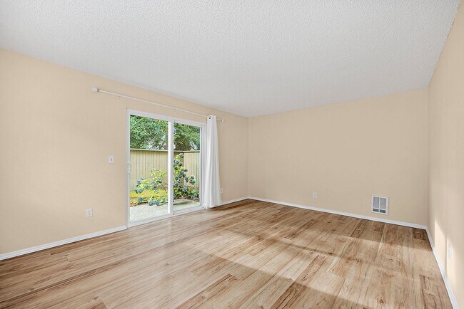 Building Photo - North Tacoma Condo Living | 2 Bed, 1.5 Bath End-Unit | Great Amenities!