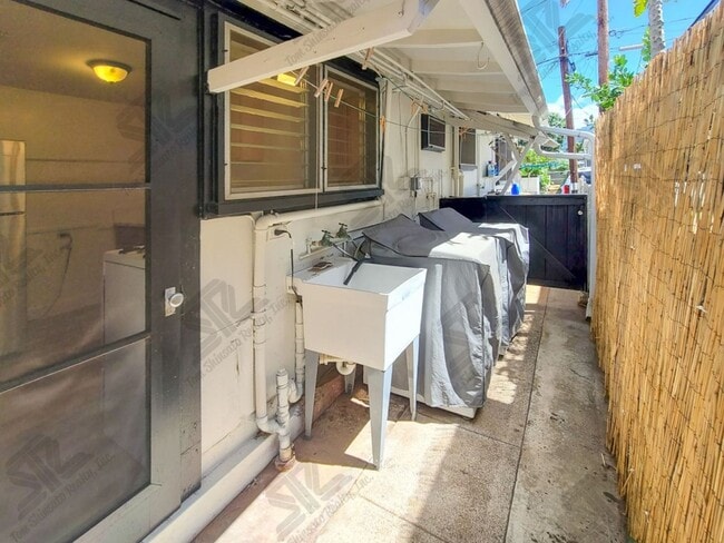 Building Photo - 1132