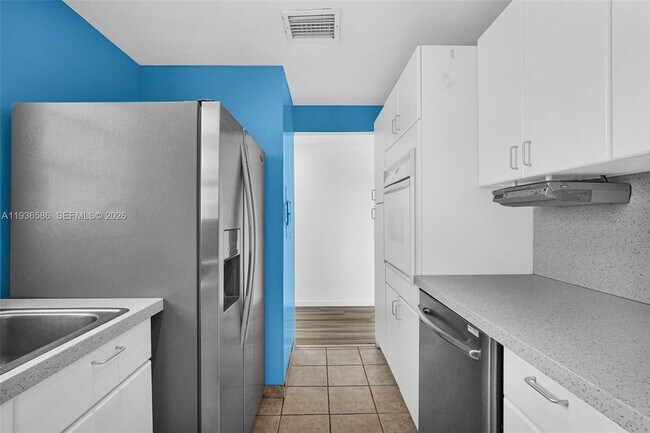 Building Photo - 3301 NE 5th Ave