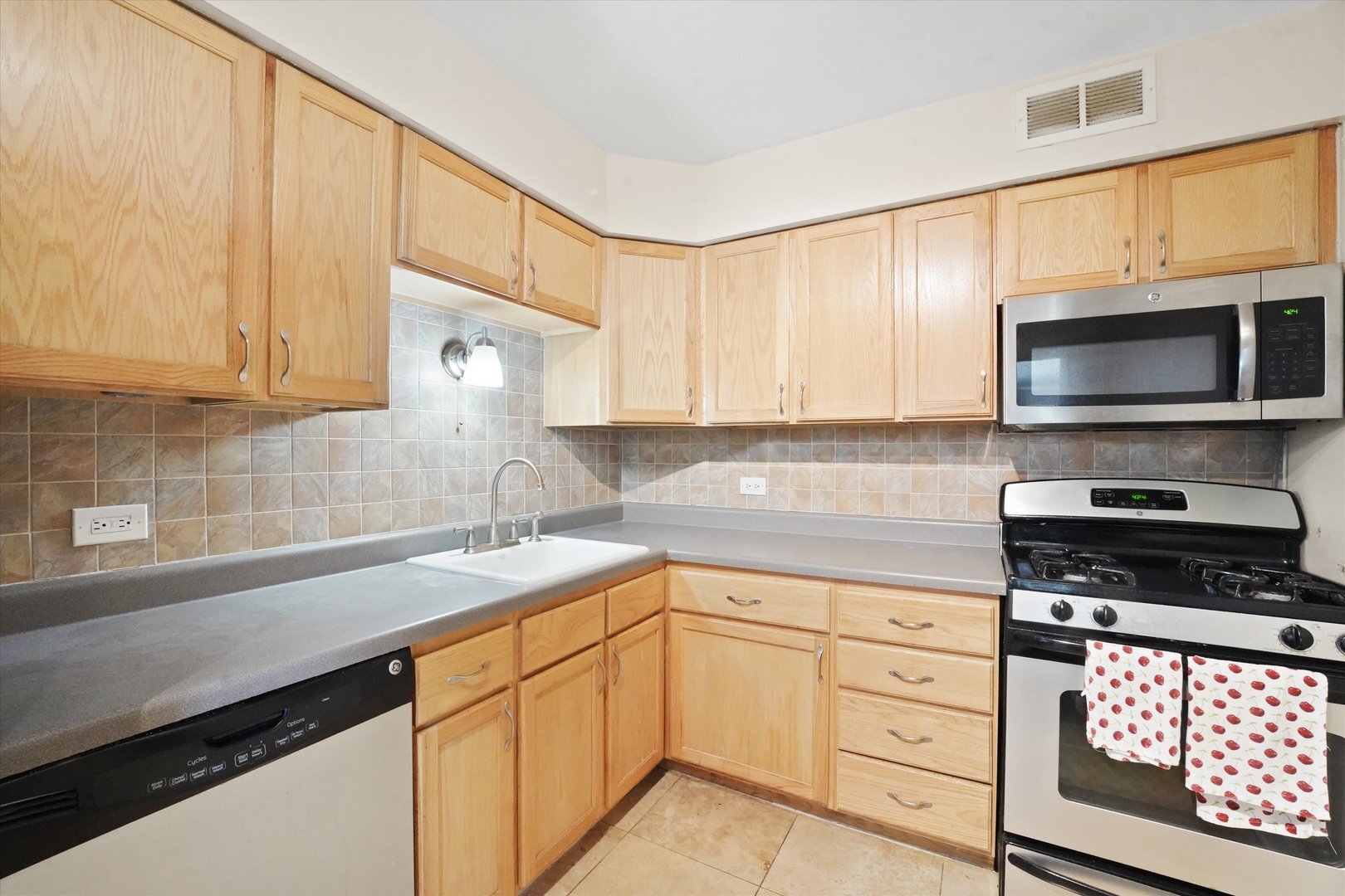 Building Photo - 6325 N Sheridan Rd