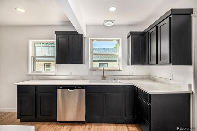 Building Photo - 1409 S Clermont St