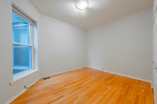 Building Photo - 1017 W Dakin St
