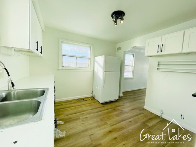 Building Photo - Beautiful 2 Bedroom 1 Bathroom now availab...