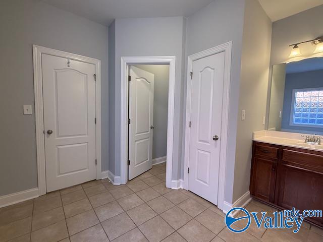 Building Photo - 5033 SE Valley Cove Dr