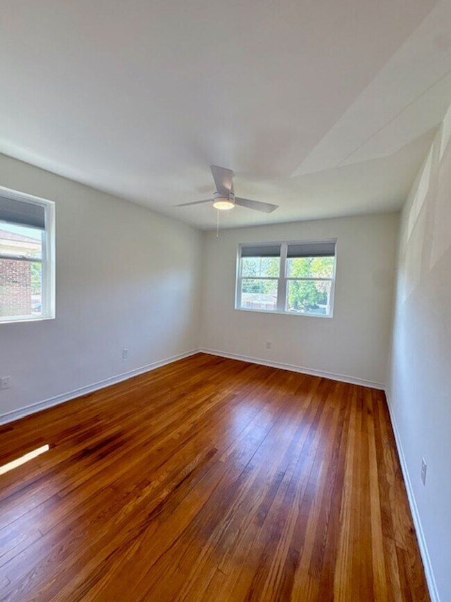 Building Photo - Fully Renovated Three Bedrooms Condo in South Windermere