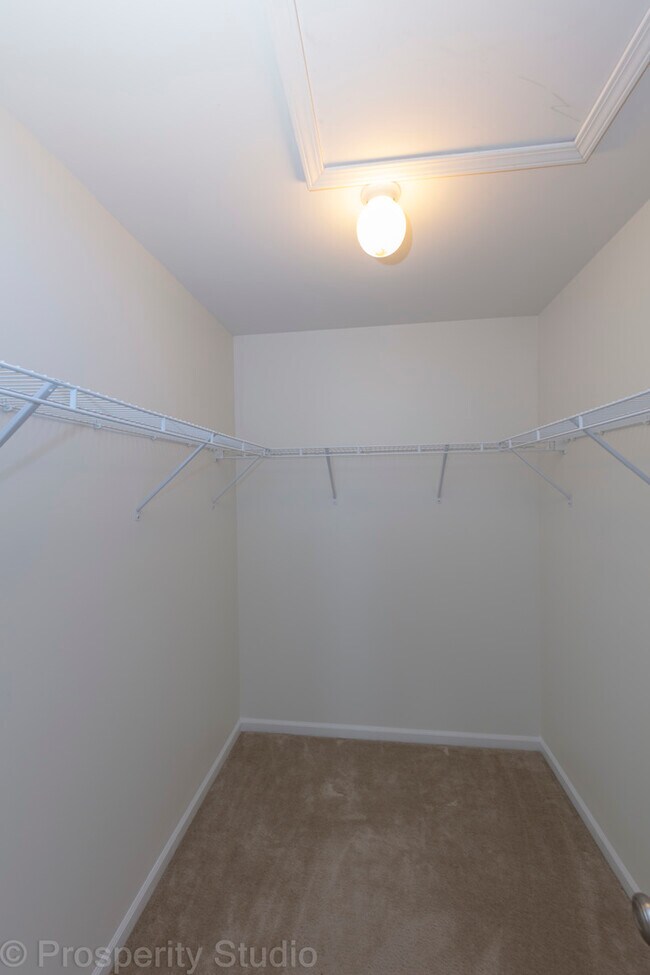 Building Photo - 5734 Oak Ridge Way