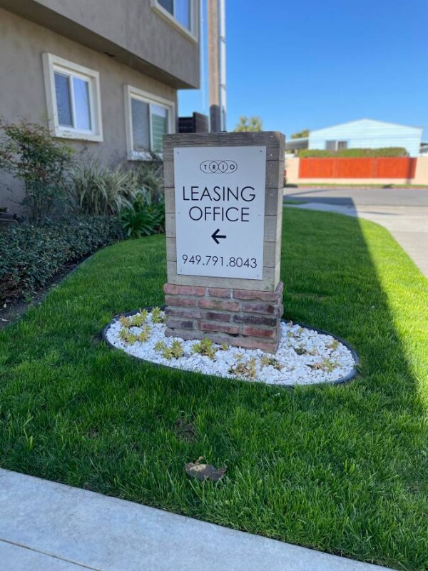 Building Photo - 897 Center St