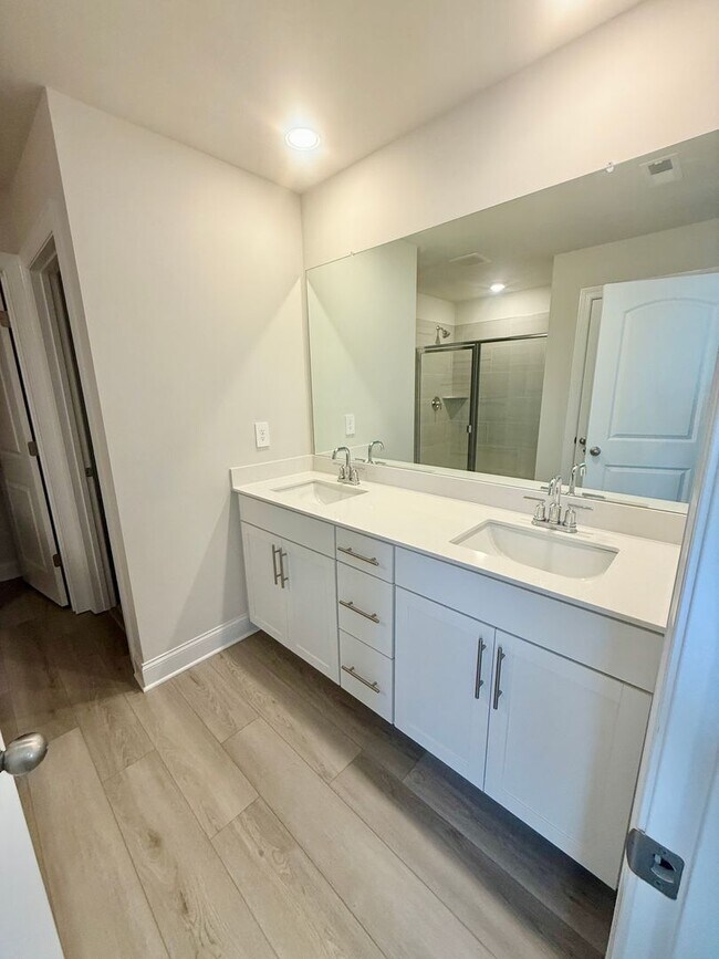 Building Photo - 3 Bed 2.5 Bath House with Garage in Hermitage $2500/mo