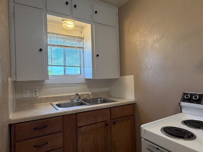 Building Photo - 1 Bedroom Apartment for Lease!!