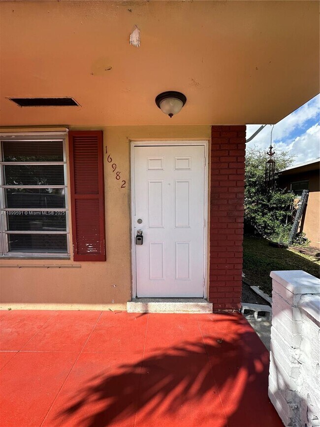 Building Photo - 16980 N Miami Ave