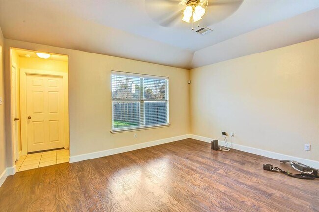 Building Photo - 356 Housefinch Loop