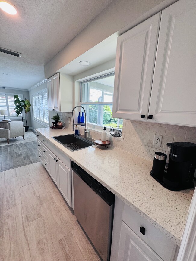 Building Photo - 13926 Sunset Dr