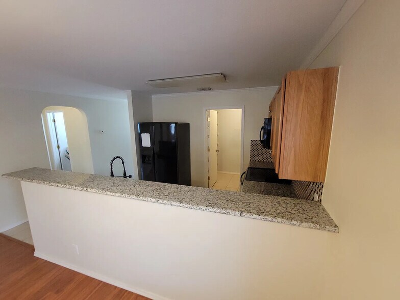 Building Photo - Room in House on Ceremony Cove