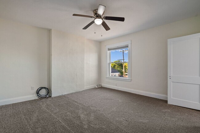 Building Photo - 5 bed 1 bath - newly updated, tons of space, central air, off street parking, laundry