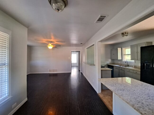 Building Photo - COMING SOON - Beautiful 3/1