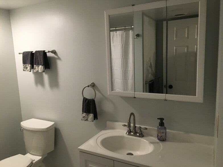 Building Photo - 563 Hickory Dr