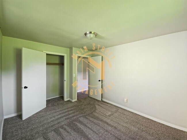Building Photo - 1212 E Sylvan Ave
