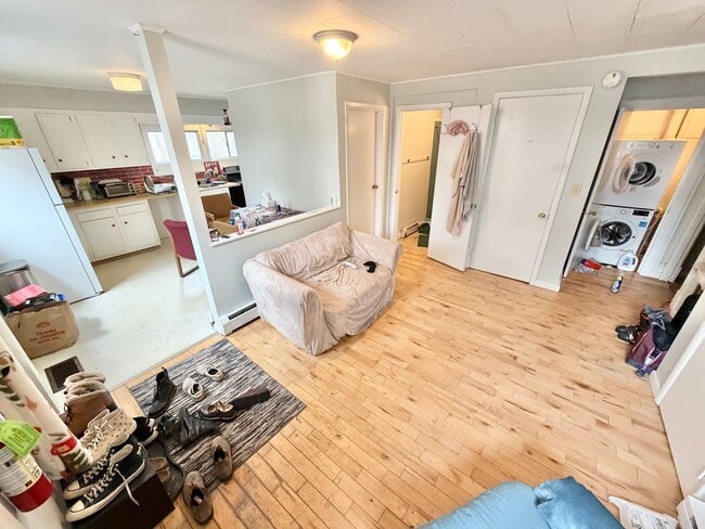 Building Photo - 3 Bedroom Apartment in Burlington VT Available NOW! OFF STREET PARKING, LAUNDRY, HEAT INCLUDED.