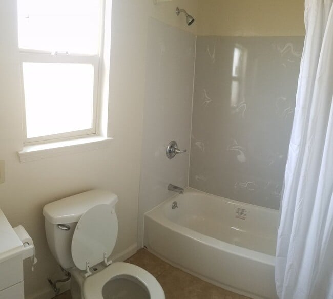 Building Photo - Renovated 1-Bedroom with Garage Parking & ...