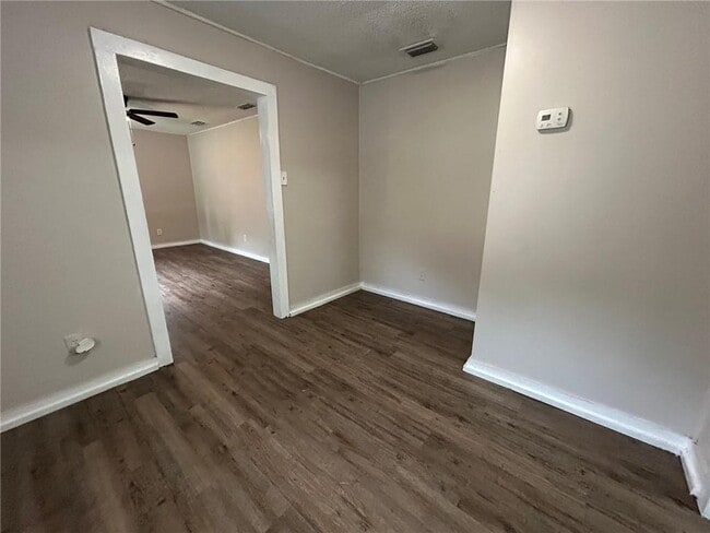 Building Photo - 905 Pansy Ct