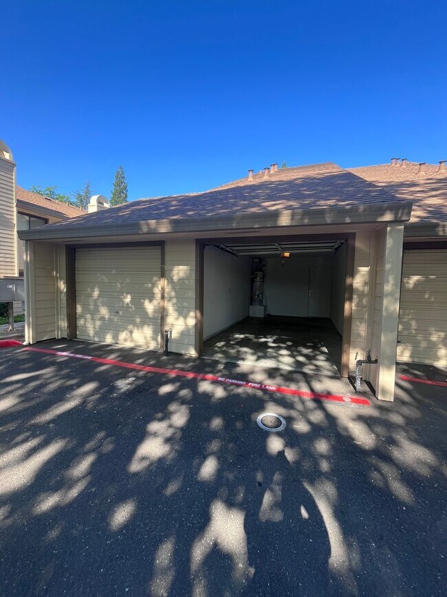 Building Photo - NICE UPDATED CONDO IN ROLLINGWOOD POINTE!!