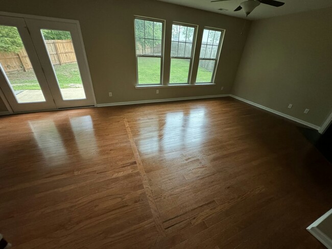 Building Photo - 318 River Oak St
