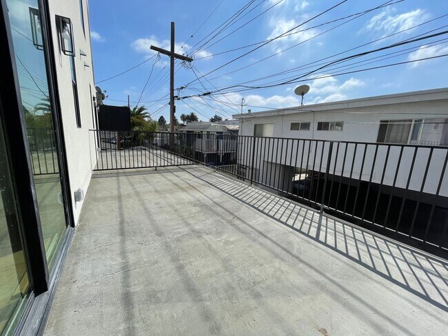 Building Photo - JUST COMPLETED MODERN TOWNHOMES! Never Liv...
