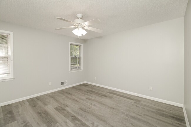 Building Photo - 528 Parlock Road
