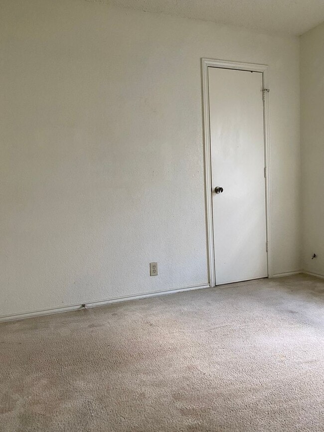 Building Photo - Half Duplex ready for immediate move-in!