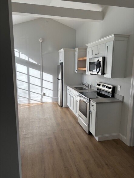 Building Photo - 171 Main St