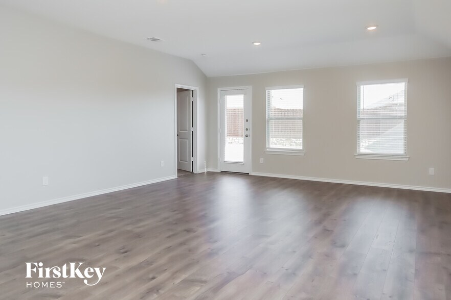 Building Photo - 807 Community Way