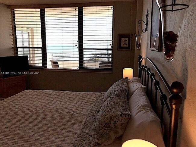 Building Photo - 3505 S Ocean Dr