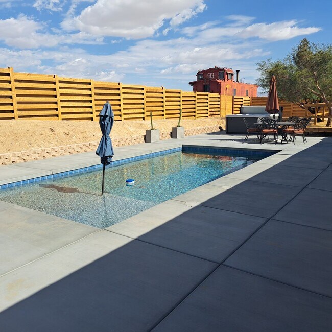 Building Photo - Desert Gem!