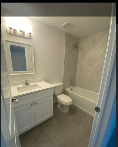 Building Photo - 2926 Diplomat Pkwy W