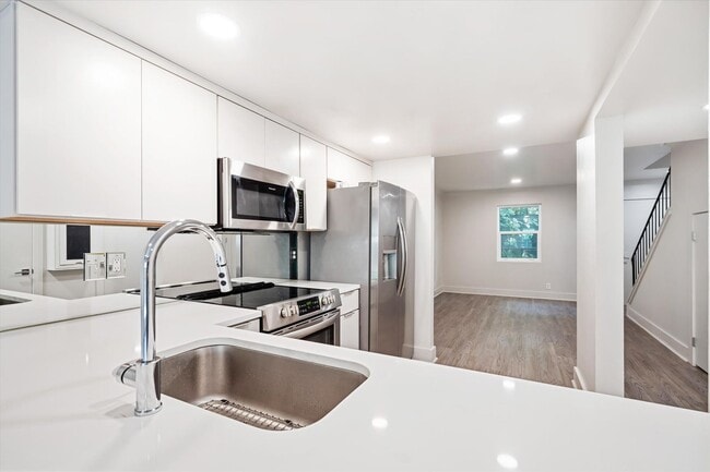 Building Photo - SPRING HILL OAKS CONDOMINIUMS