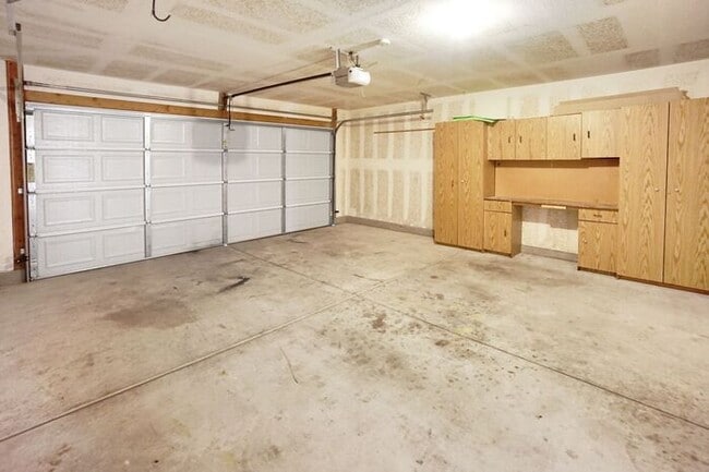 Building Photo - Stylish & Bright 3-Bed Oasis with Desert B...
