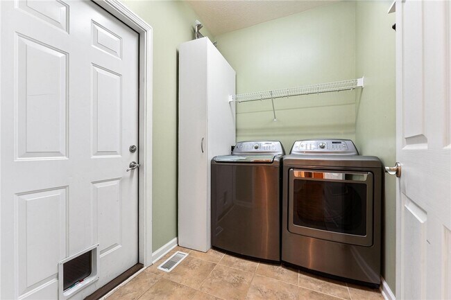 Building Photo - 307 Willow Brook Ln