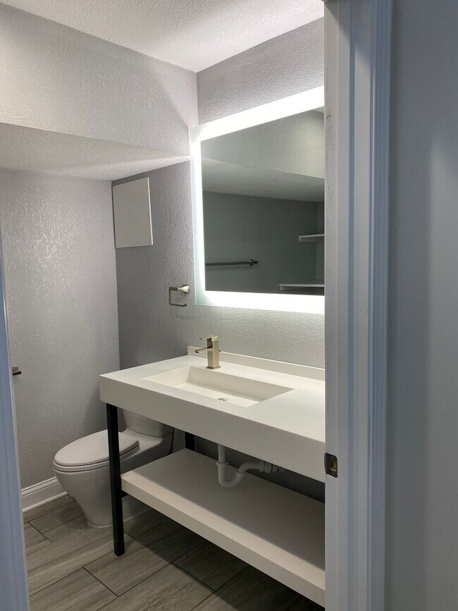 Building Photo - 3 Bedroom 2 Bath Close to the U of M Avail...