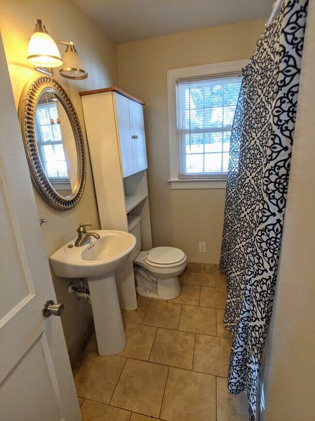 Building Photo - Lovely 3 Bedroom Rambler