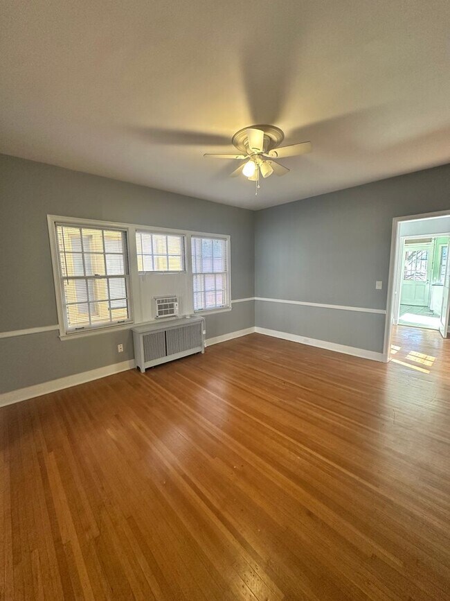 Building Photo - 2007 Kenilworth Pl