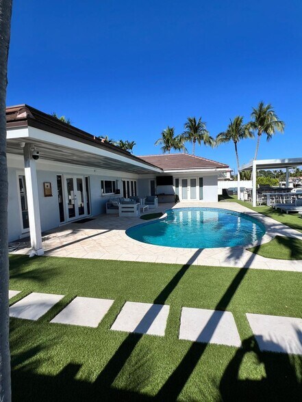 Building Photo - 5510 Bayview Dr