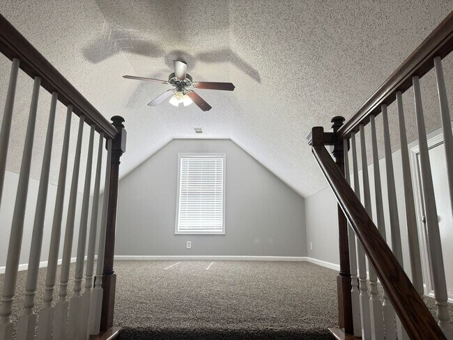 Building Photo - Almost 2000 sq.ft! Super Nice & Clean! 3 B...