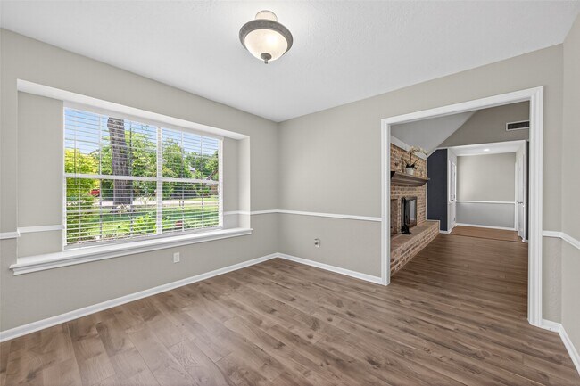 Building Photo - 105 Glenmora Ct