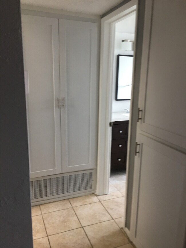 Building Photo - "PRIME LOCATION" ONE BEDROOM ONE BATHROOM ...