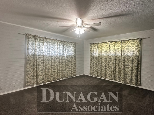 Building Photo - 3 bed 2 bath Country Club Division